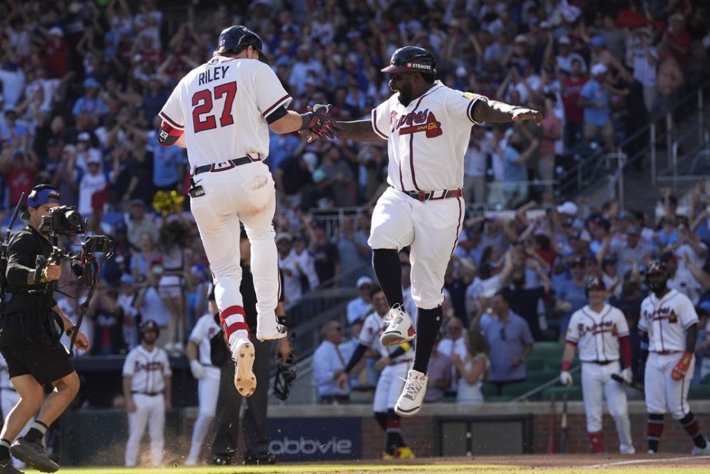 Austin Riley’s Eighth-Inning Homer Lifts Braves to Game 1 Victory Over Phillies